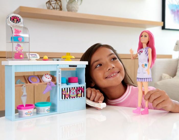 Barbie Karrieredukke Baker - med petite bakerdukke og bakeri med over 20 tilbehør