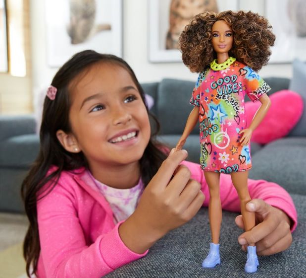 Barbie Fashionistas #201 - atletisk dukke med brune krøller og Good Vibes T-skjorte kjole