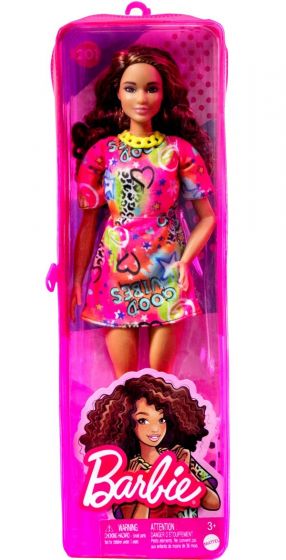 Barbie Fashionistas #201 - atletisk dukke med brune krøller og Good Vibes T-skjorte kjole