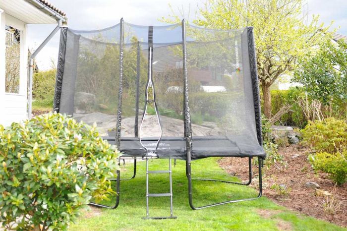 Mzone Pro Edition firkantet trampoline 2,13 x 3,04 m - komplett pakke med sikkerhetsnett og stige