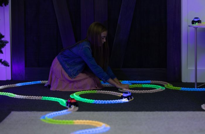 Mindscope Twister Tracks Neon Glow 3D bilbane som lyser i mørket - med 1 kjøretøy - 3,3 meter