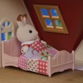 Sylvanian Families New Red Roof Cosy Cottage starthjem med kaninfigur og møbler