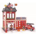 Hape brannstasjon i tre med stigebil og helikopter - 48 cm