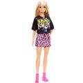 Barbie Fashionistas #155 - blond docka med rockig t-shirt och rosa kjol med mönster