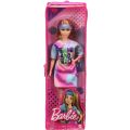 Barbie Fashionistas #159 - petite docka med ljusbrunt hår och batikmönstrade kläder