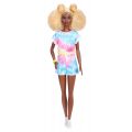 Barbie Fashionistas #180 - høy dukke med blondt oppsatt afro hår, og tie-dye todelt sett