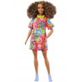 Barbie Fashionistas #201 - atletisk dukke med brune krøller og Good Vibes T-shirt kjole