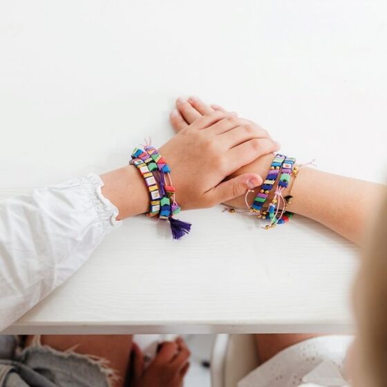 Bracelet Factory armbandsset med 500 pärlor och dekorativa tofsar