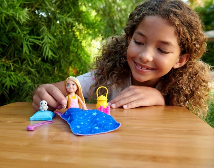 Barbie Camping Chelsea lekesett - Chelsea dukke med campingutstyr - 15 cm