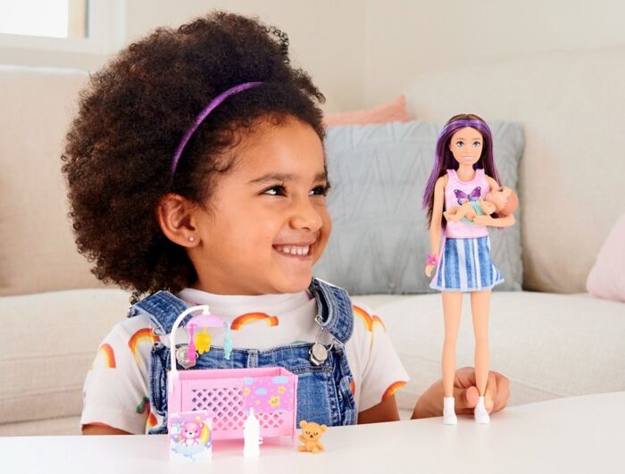 Barbie Skipper barnepige dukke med baby minidukke og babyseng