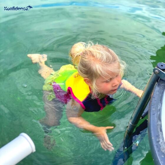 Konfidence svømmevest navy/palm - 4-5 år