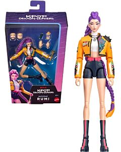 KPop Demon Hunters Rumi «How It’s Done» actionfigur med lilla flette, gul jakke og mørke shorts, vist sammen med emballasjen