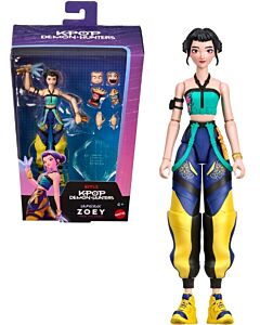 KPop Demon Hunters Zoey «How It’s Done» actionfigur med turkis overdel og blå og gule bukser, vist sammen med emballasjen