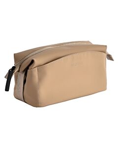RW Travel Santa Monica toilettaske i khaki set skråt forfra med præget Rakel W-logo, lynlås og håndtag i siden