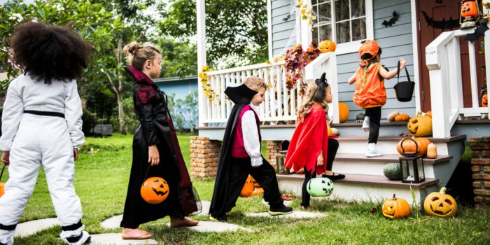 Kostymer, sminke og masker til barn for Halloween-feiringen