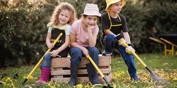 La barna bli med på å rydde hagen klar for vinteren