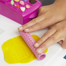 Play-Doh iskrem salgsvogn med 12 bokser leire og 27 kreativer verktøy og tilbehør