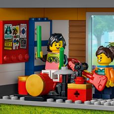 LEGO® City skoledag med kreativt klasserom i første etasje