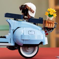 LEgo Scooter med tilbehør som hjelm, kurv og blomsterbukett