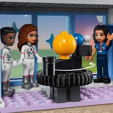 LEGO Friends 41713 lekesett med nøyaktig, vitenskapelig grafikk av planeter