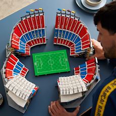 En tro gjenskapning i LEGO av FC Barcelonas stadion med flere seksjoner