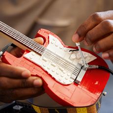 Fender Stratocaster i LEGO med tremolo-arm