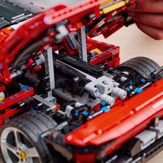 Lego Technic Ferrari bil med V12 motor 42143