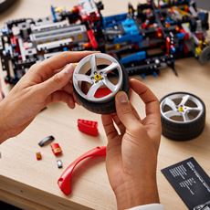 42143 LEGO Technic Ferrari Daytona byggeprosjekt for voksne med trofaste detaljer