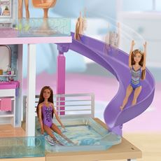 Barbie dukkehus med lilla sklie som dukkene kan skli i full fart 