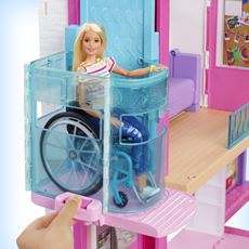 Barbie Dreamhouse med en manuell heis som kan frakte dukkene mellom de 3 forskjellige etasjene