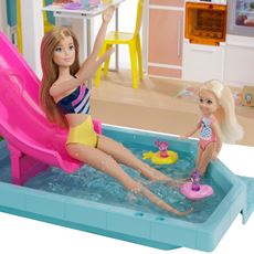 Barbie hus på 3 etasjer med sklie og basseng som kan fyllles opp med vann