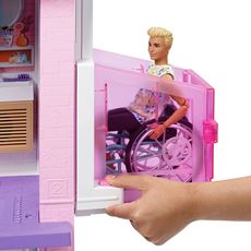 Stort Barbie Dreamhouse dukkkehus med en manuell heis som kan frakte 4 dukker mellom etasjene 