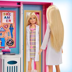 Utbrettbar garderobe med blond Barbie-dukke