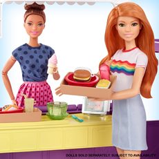 Barbie lekesett med bil med kjøkken og skranke, meny med stort utvalg og lekemat