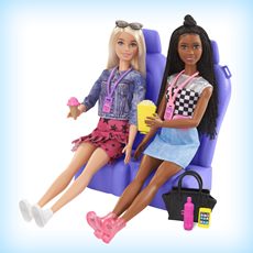 Bilsetene blir til publikumsplass for 2 Barbie-dukker, snacks inkludert