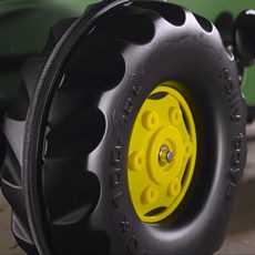 Pedaltraktor fra RollyToys rollyKid med solide plasthjul