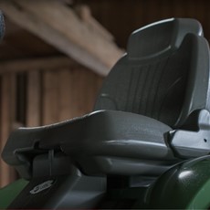Pedaltraktor med justerbart sæde og pedaler, så den kan tilpasses barnet