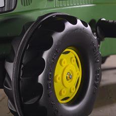 John Deere pedaltraktor til børn med støjdæmpende bånd på hjulene