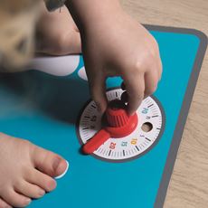 Lekevekt hvor barnet kan stille vekten manuelt