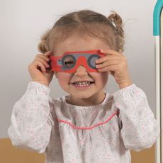 Med synstestbriller og synskart og fargeblindhetstest