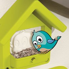 Lekehus til barn med fuglemater på veggen
