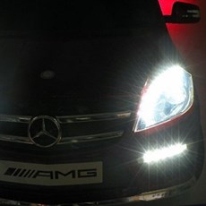 Mercedes Benz elbil med LED-lys i front og bak for bedre synlighet