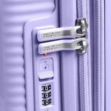 Lavendel-farvet American Tourister kuffert der kan udvides, med indbygget TSA-kodelås