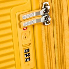 Gul American Tourister kuffert der kan udvides, med indbygget TSA-kodelås