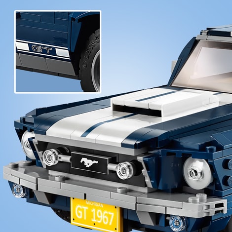 LEGO Ford Mustand med realistiska skyltar och logga