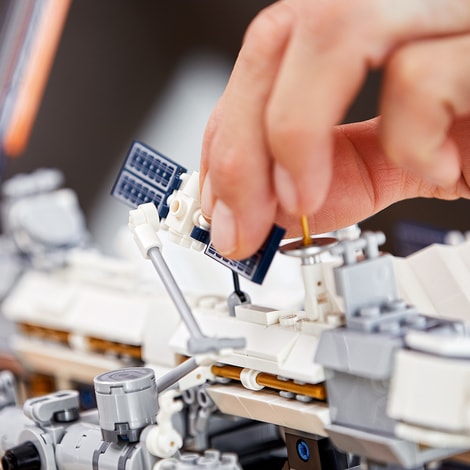 LEGO Ideas Internasjonal romstasjon med en bevegelig Canadarm2-robotarm