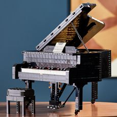 Med LEGO Ideas flygel kan du bygga en sofistikerad, klossbyggd version av en konsertflygel