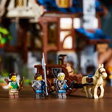 LEGO Ideas 21325 Middelaldersmed med fire minifigurer smed, bueskytter og to Black Falcon-riddere