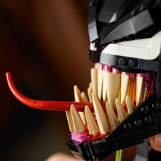 Realistiske funksjoner inkludert Venoms knivskarpe tenner og lange tunge
